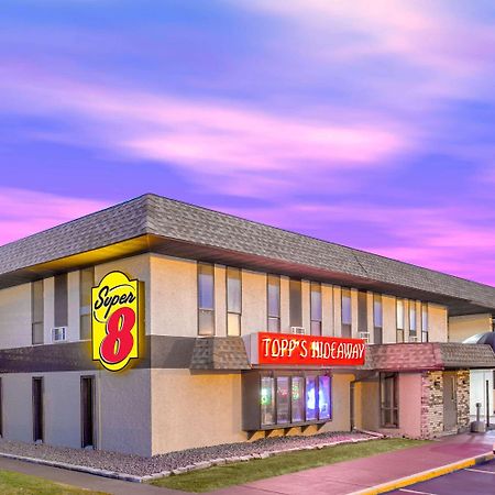Super 8 By Wyndham Windsor/Madison North Hotel Exterior photo