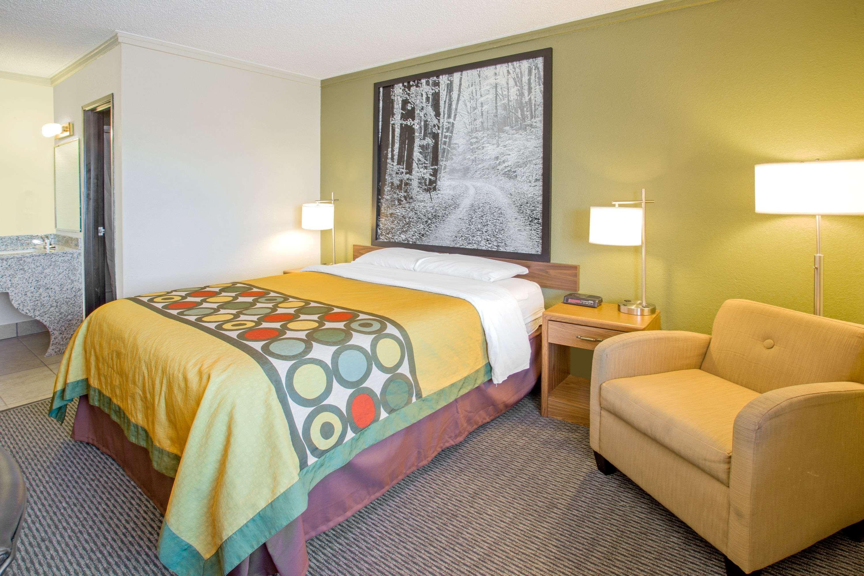 Super 8 By Wyndham Windsor/Madison North Hotel Exterior photo