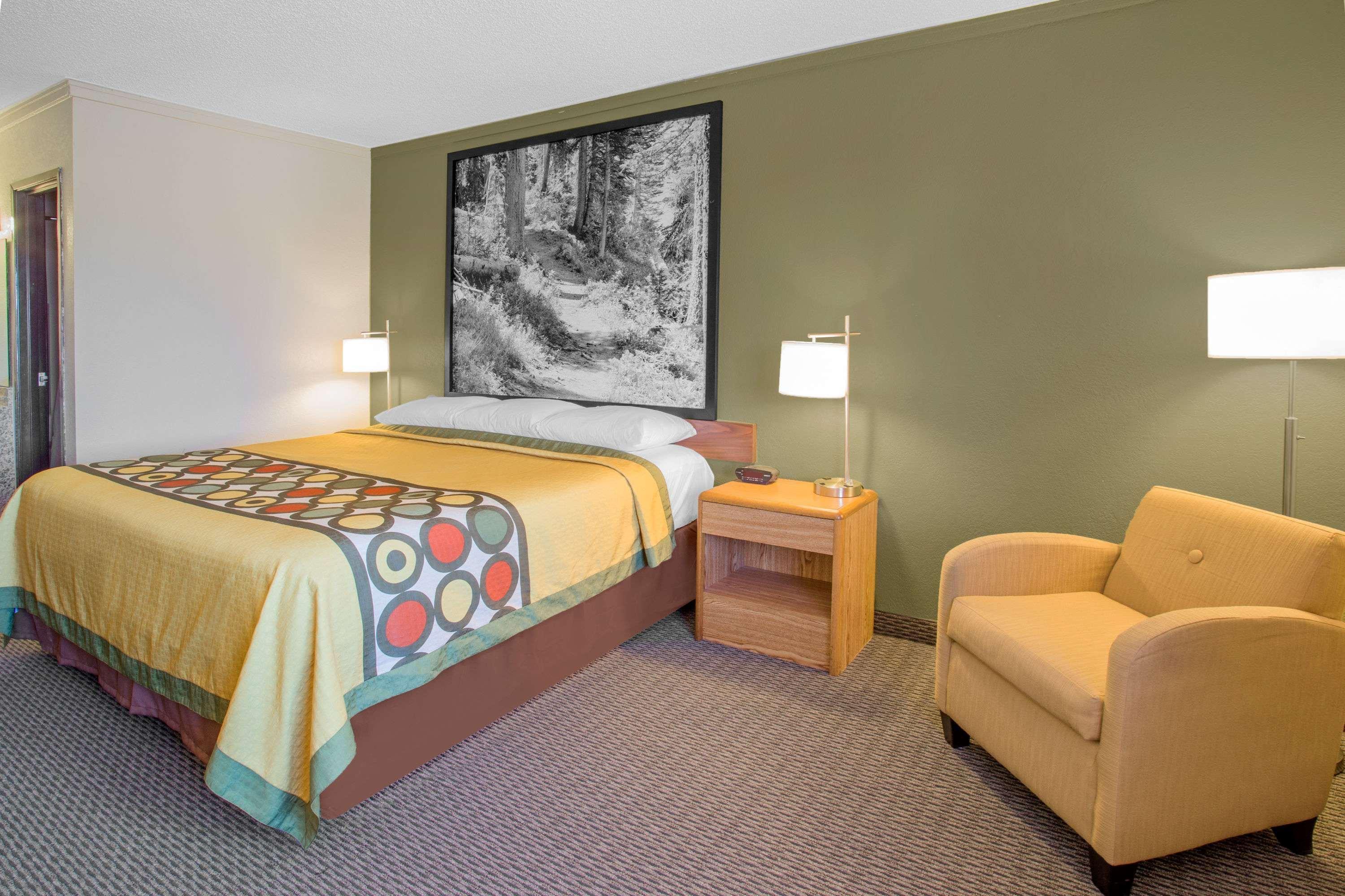Super 8 By Wyndham Windsor/Madison North Hotel Exterior photo