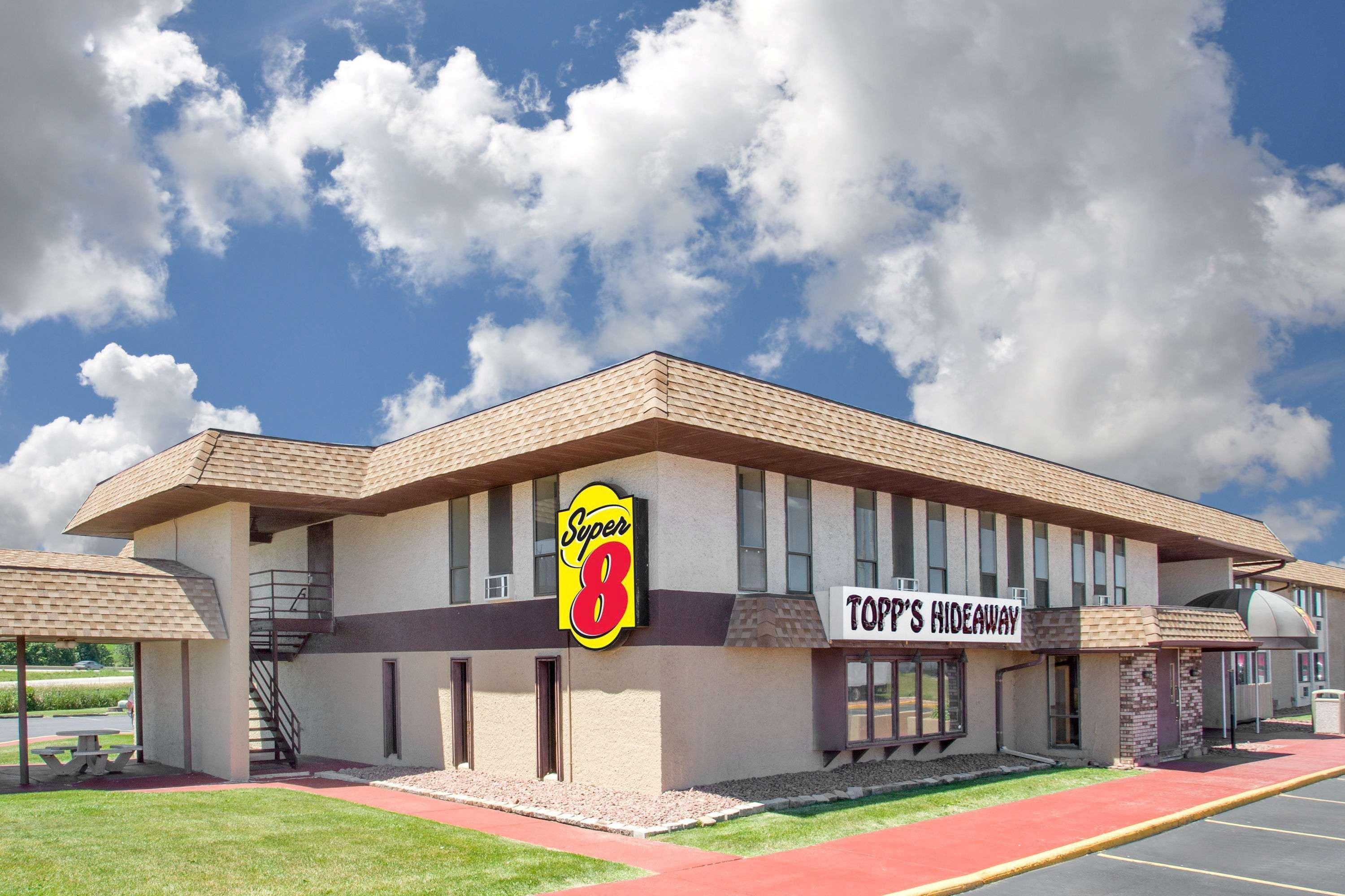 Super 8 By Wyndham Windsor/Madison North Hotel Exterior photo