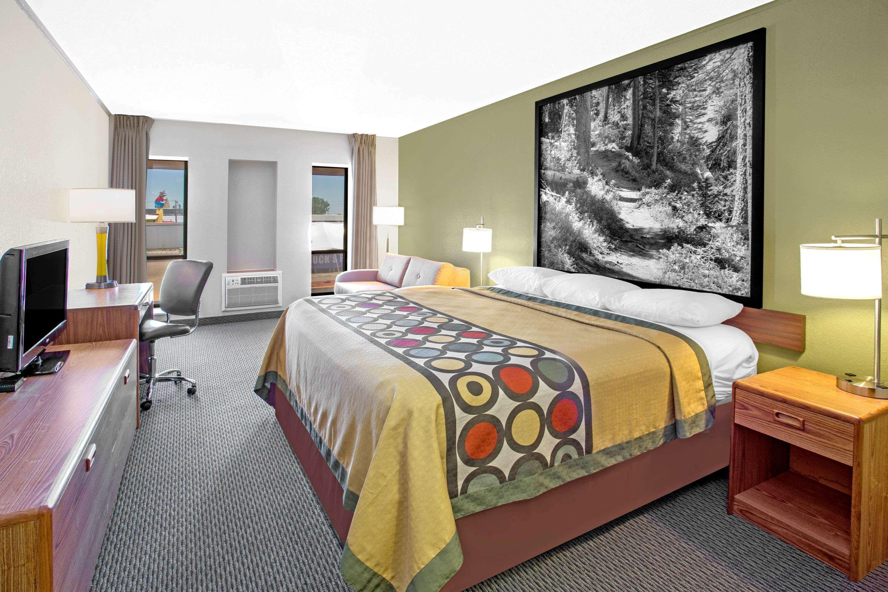 Super 8 By Wyndham Windsor/Madison North Hotel Exterior photo
