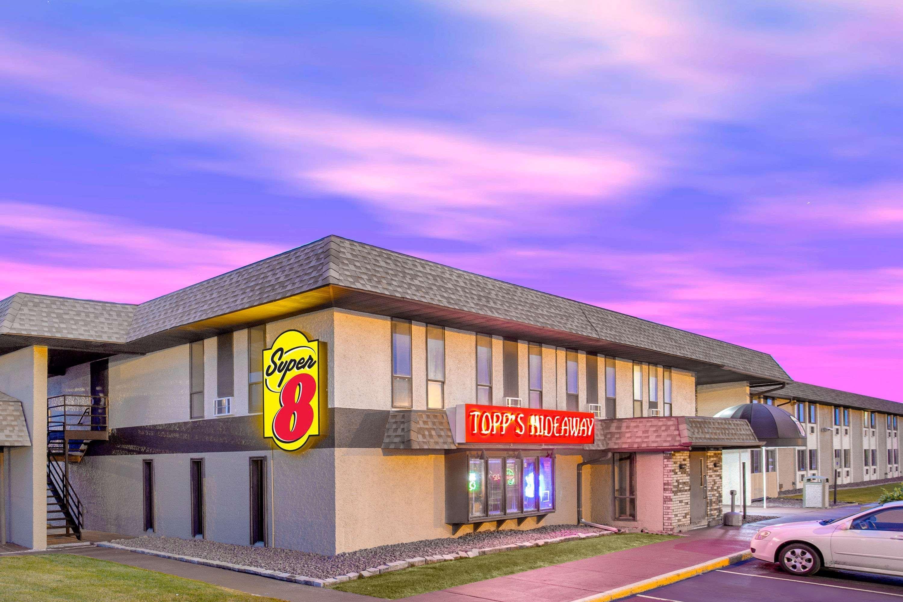 Super 8 By Wyndham Windsor/Madison North Hotel Exterior photo