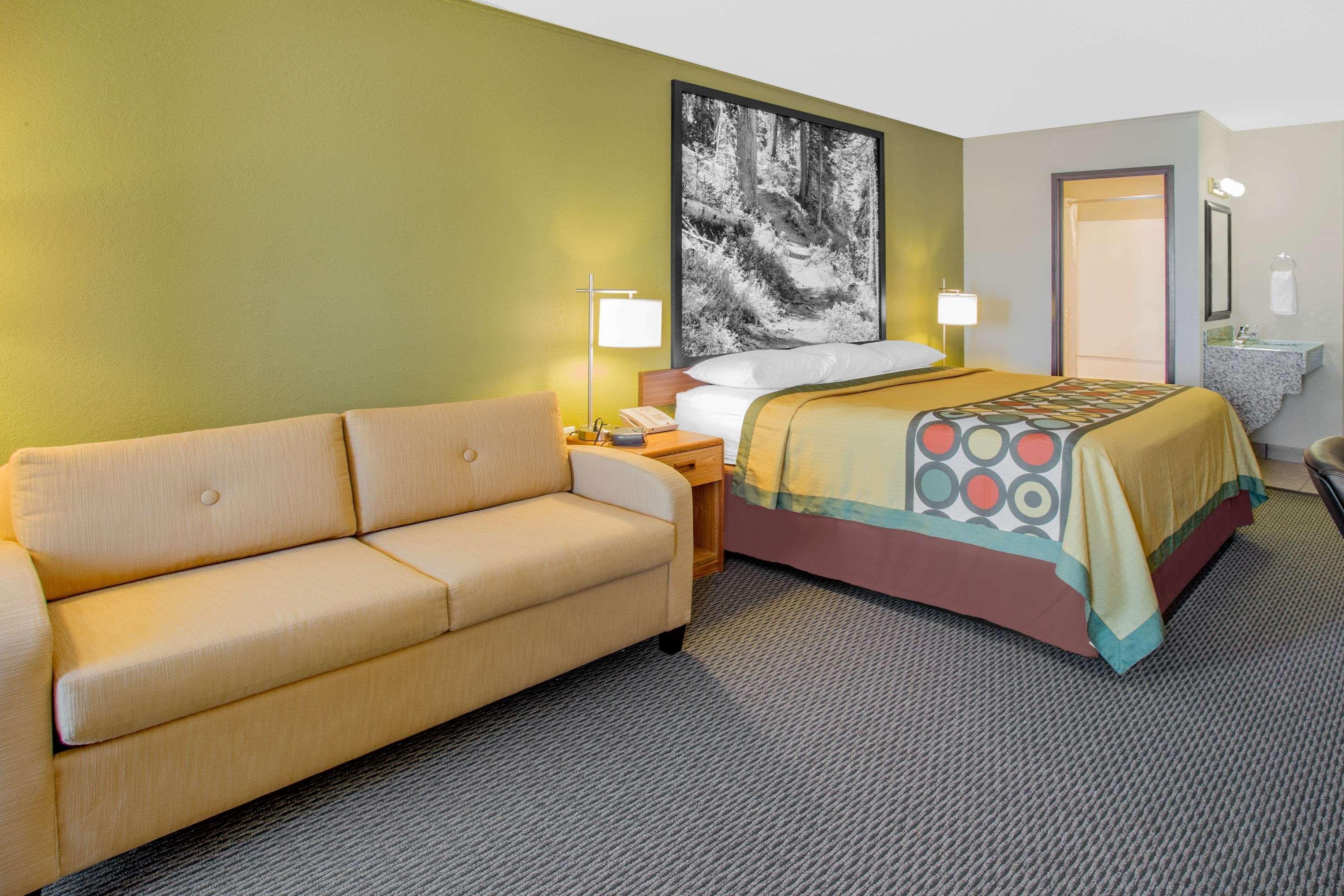 Super 8 By Wyndham Windsor/Madison North Hotel Exterior photo