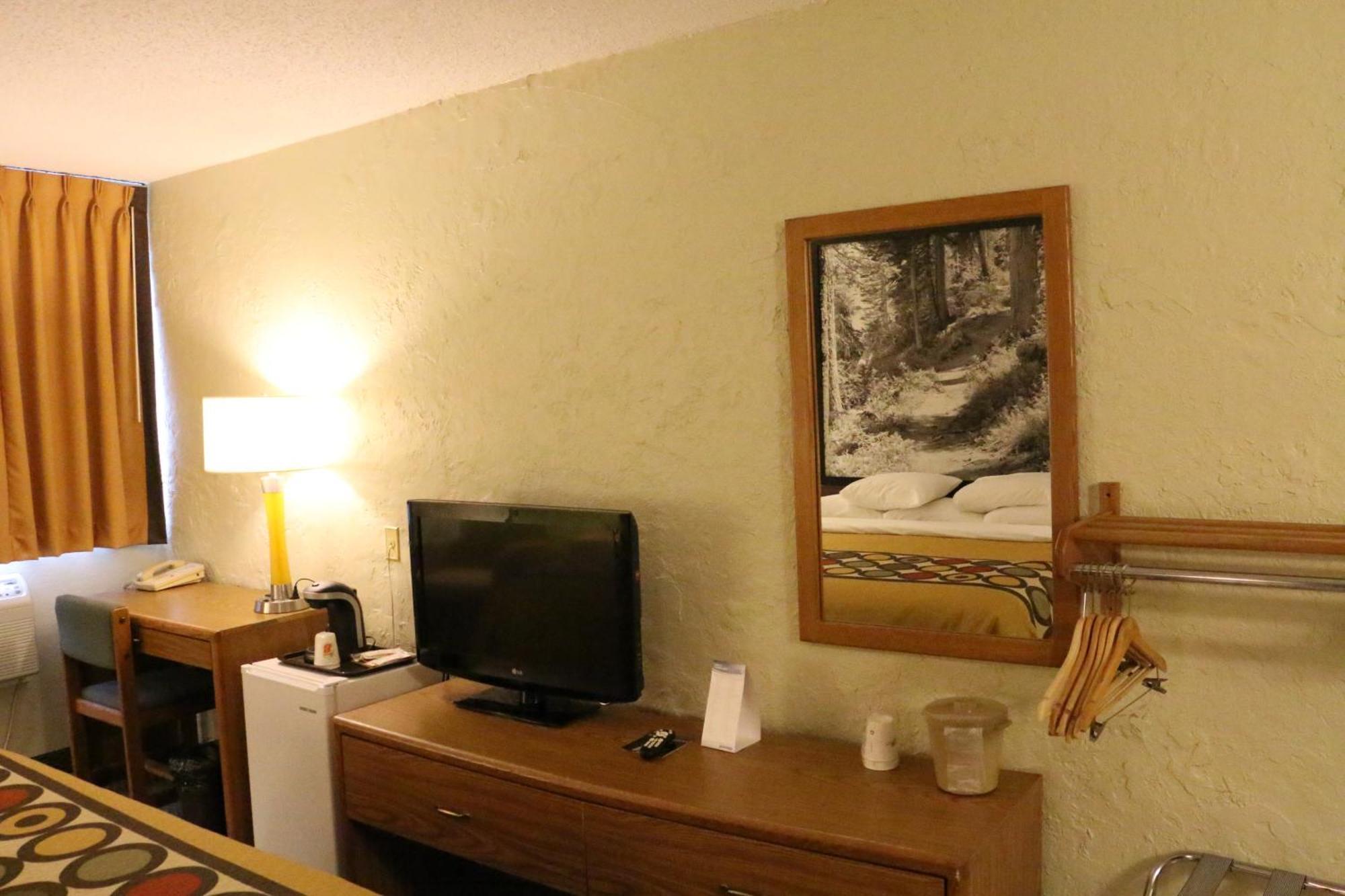 Super 8 By Wyndham Windsor/Madison North Hotel Room photo