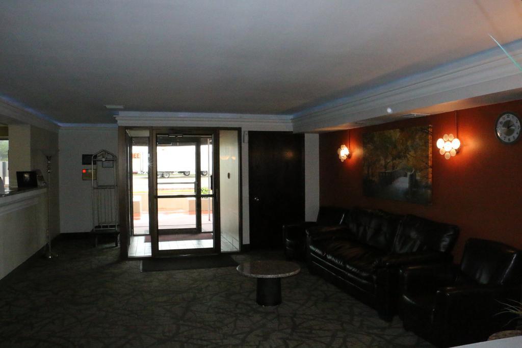 Super 8 By Wyndham Windsor/Madison North Hotel Exterior photo