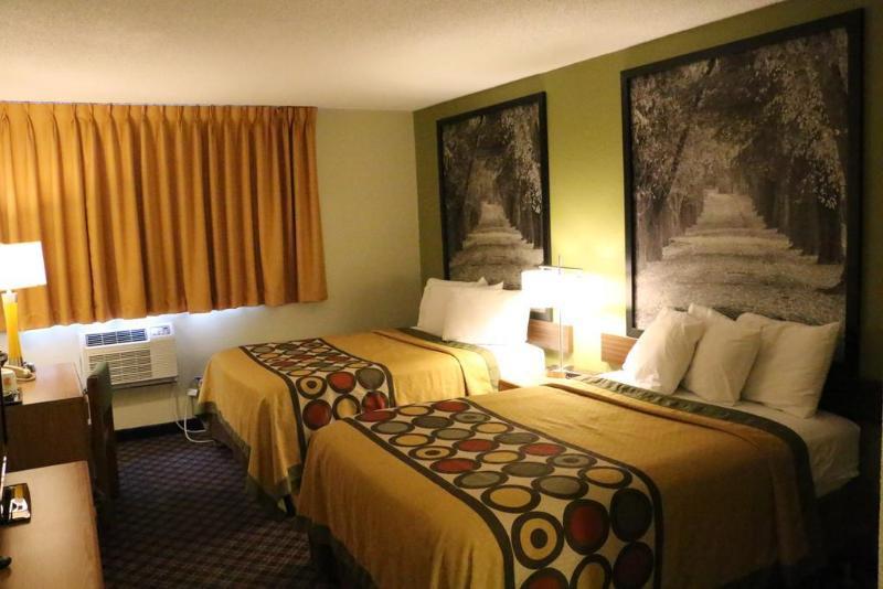 Super 8 By Wyndham Windsor/Madison North Hotel Exterior photo
