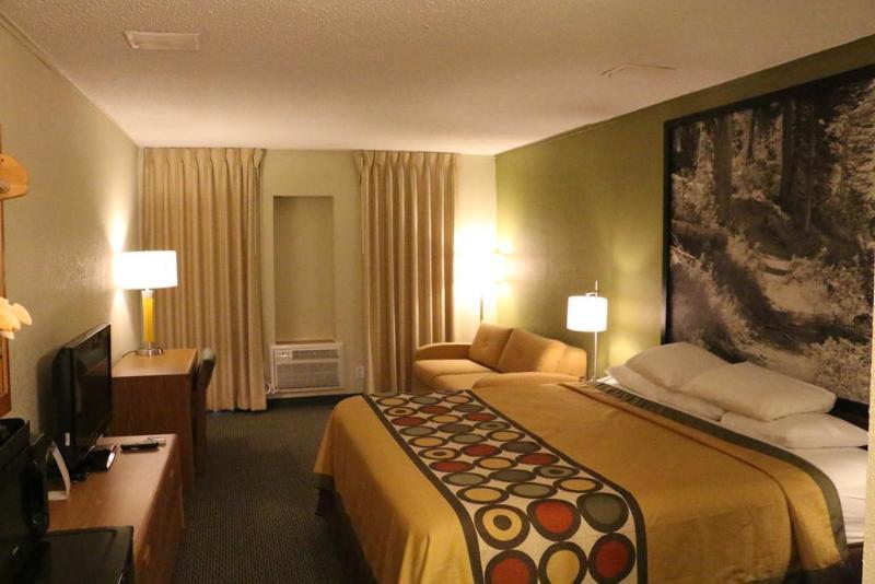 Super 8 By Wyndham Windsor/Madison North Hotel Exterior photo